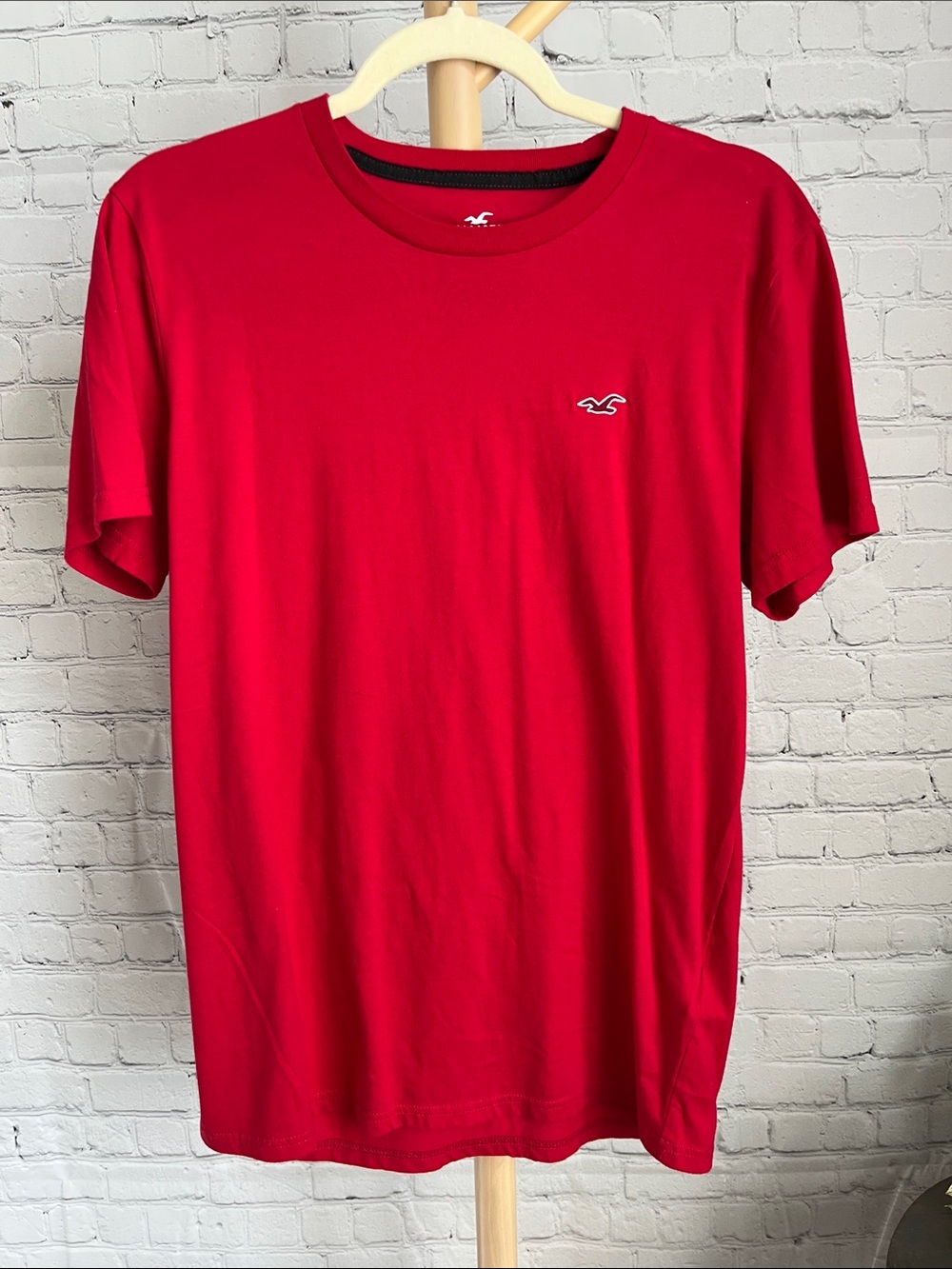 Hollister Men's Short Sleeve Crew Tee in Bright Red